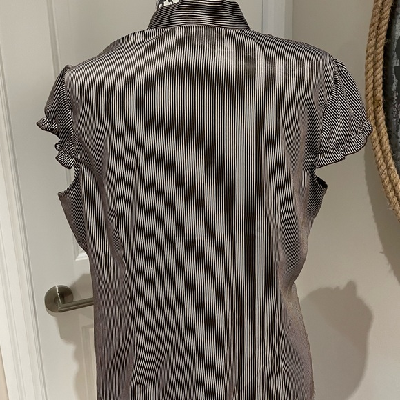 Beautiful short sleeved tapered blouse with cream and brown pin stripes - Picture 4 of 7